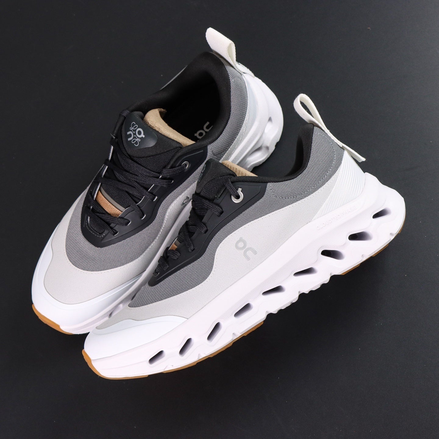 Cloudsurfer black and white