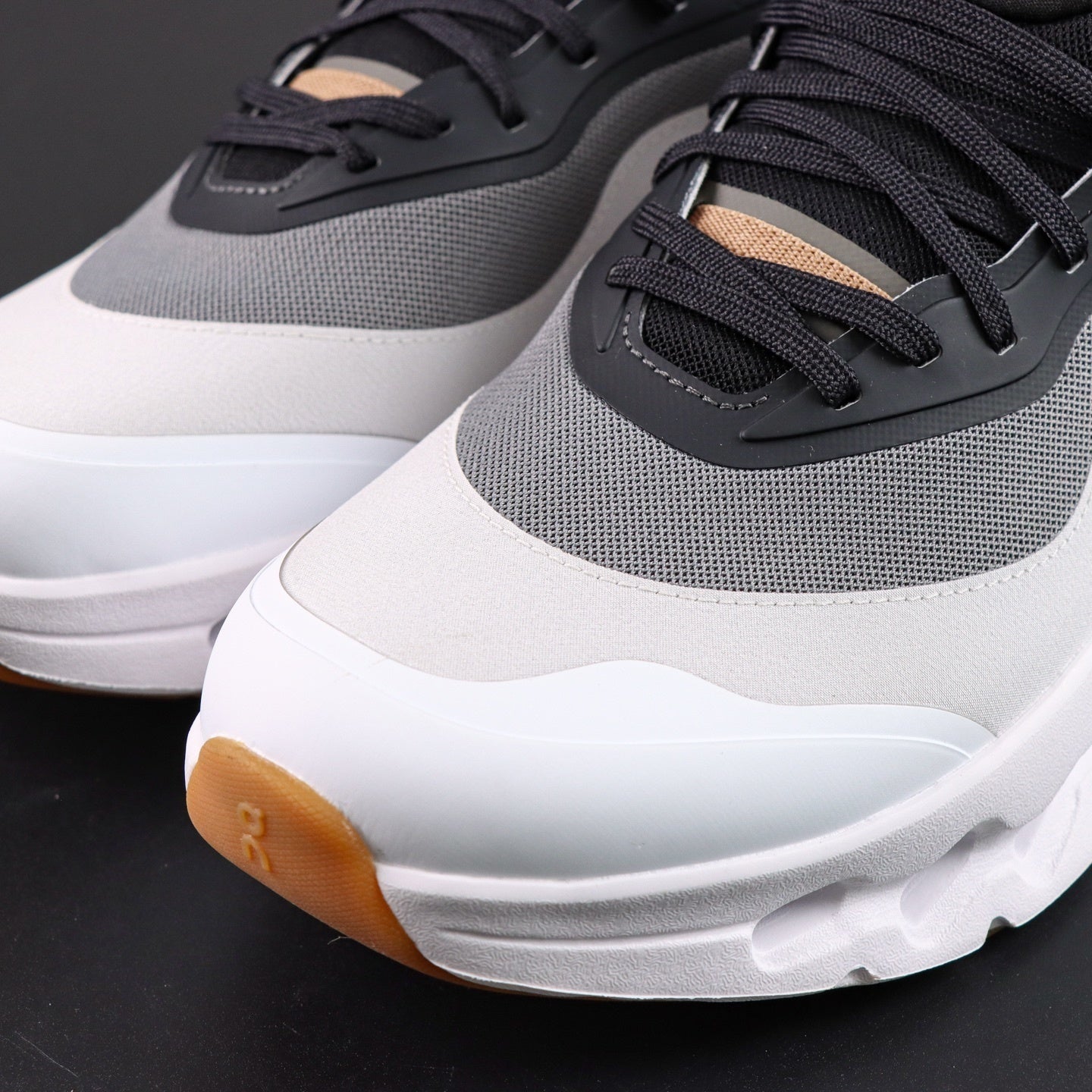 Cloudsurfer black and white