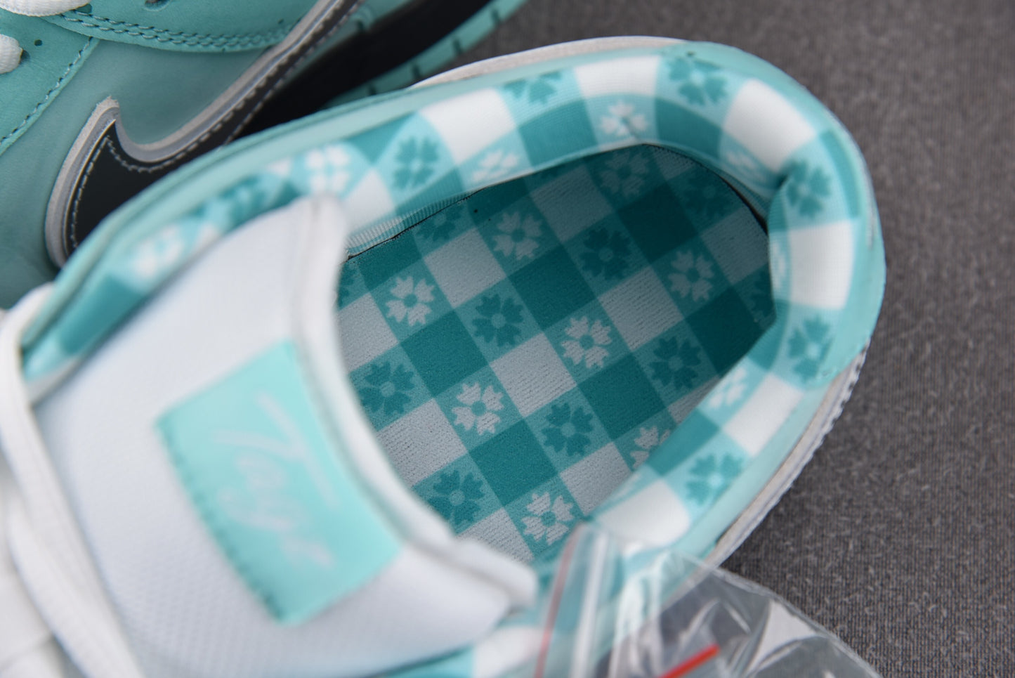 Nike SB Dunk Tiffany Lobster