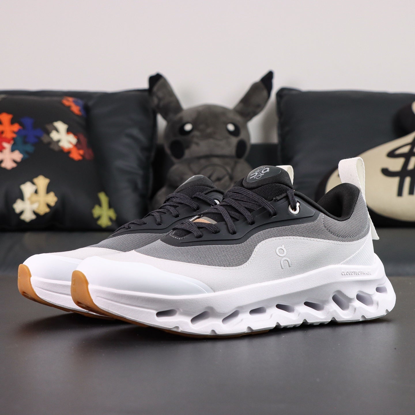 Cloudsurfer black and white