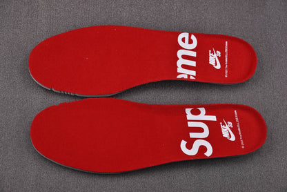 Nike SB Dunk x Supreme