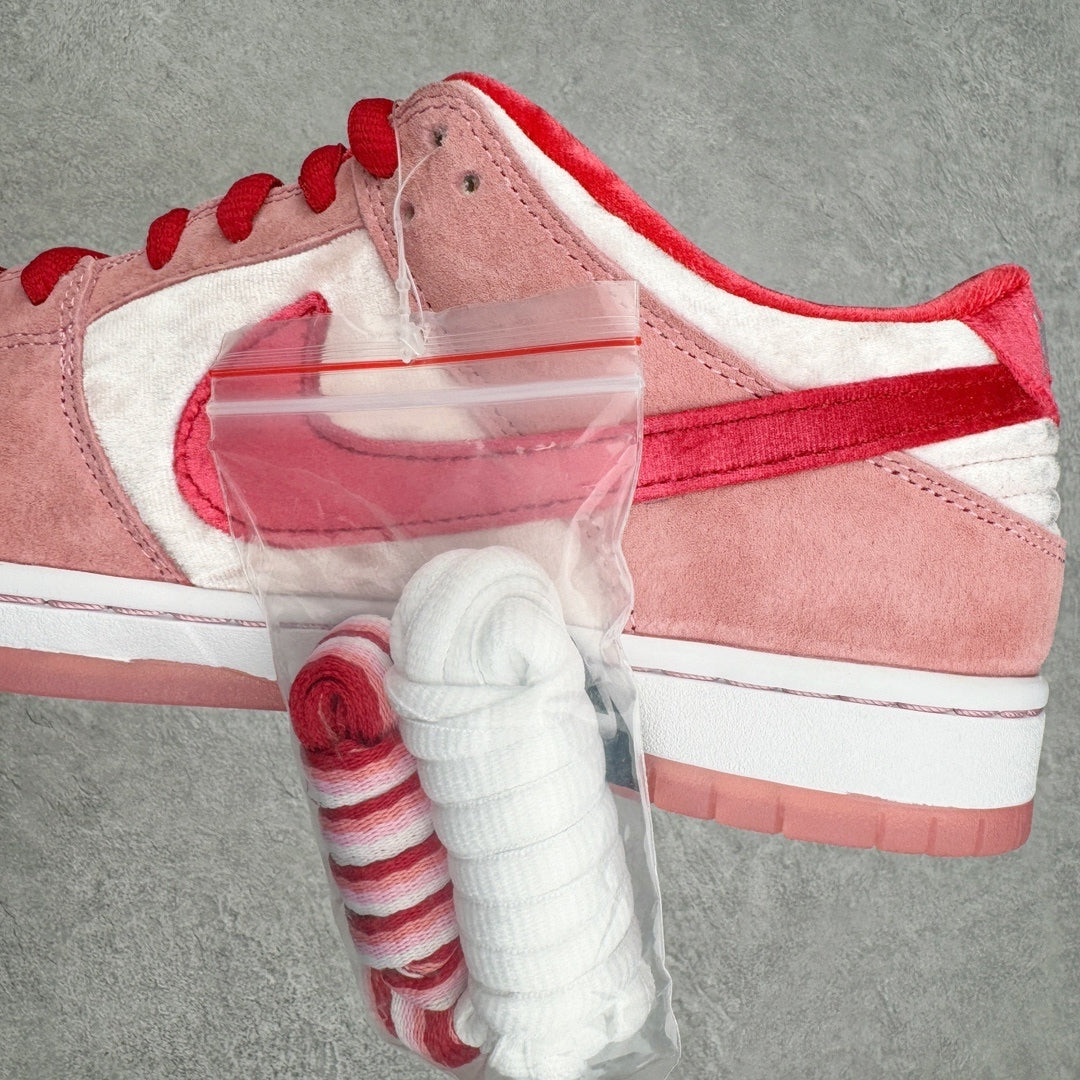 Nike SB Dunk Strange Love