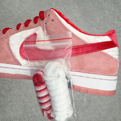 Nike SB Dunk Strange Love