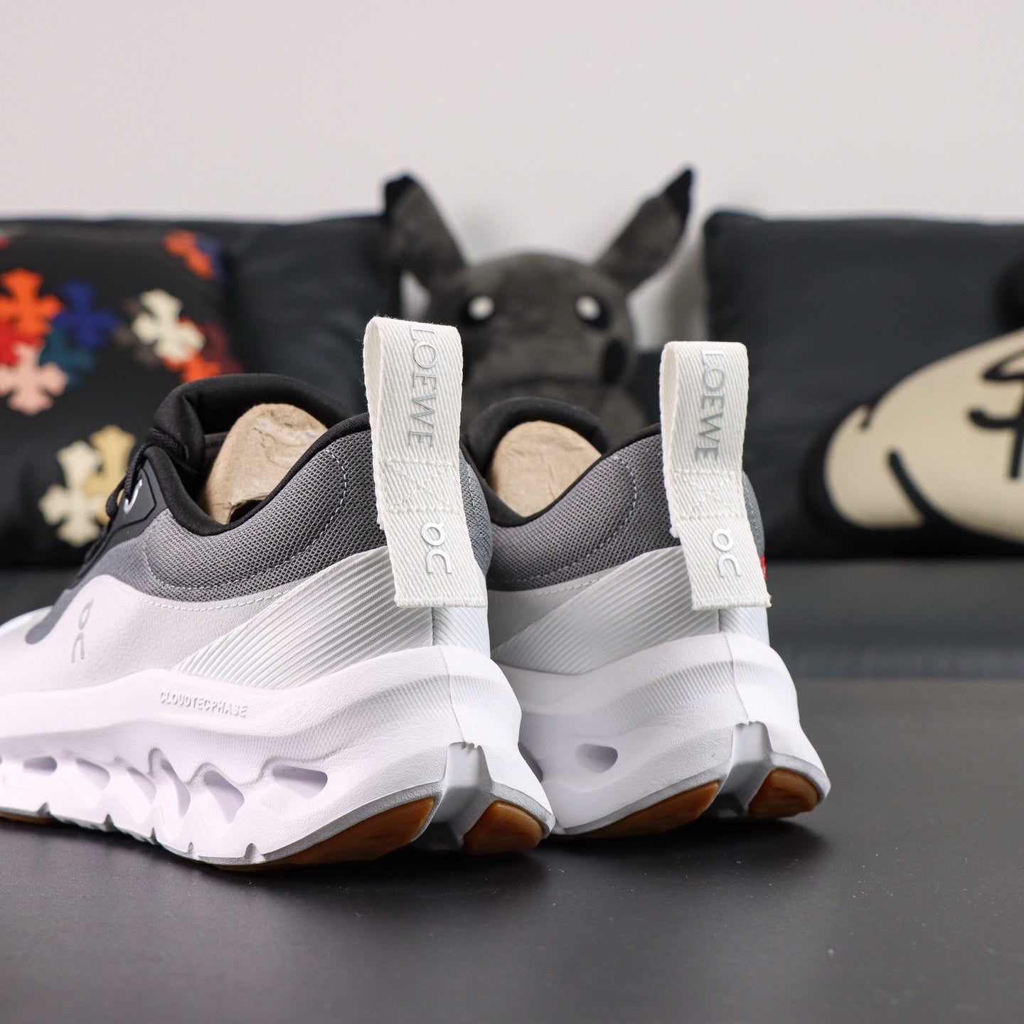 Cloudsurfer black and white