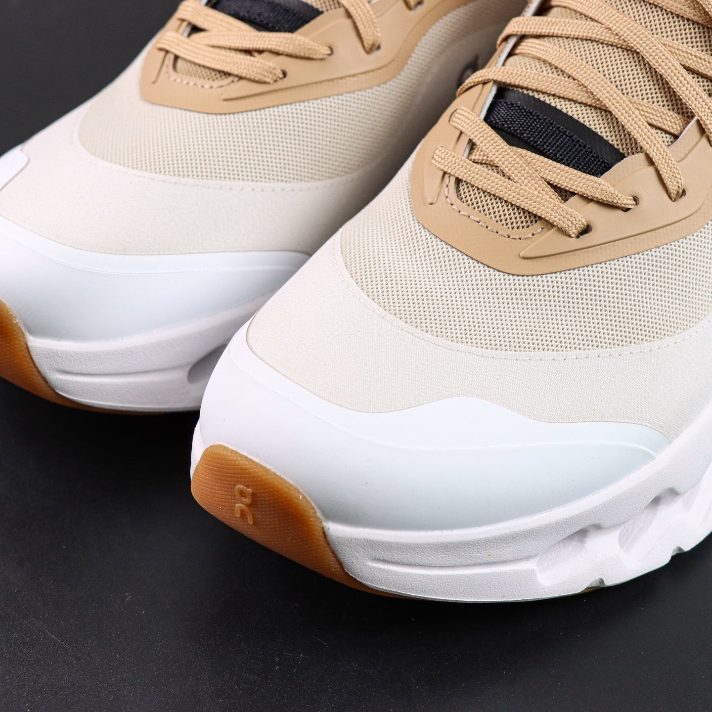 Cloudsurfer white and beige