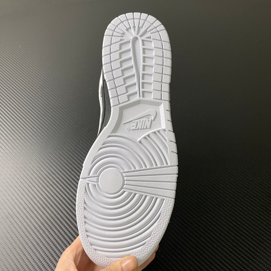 Nike Dunk Reverse Panda