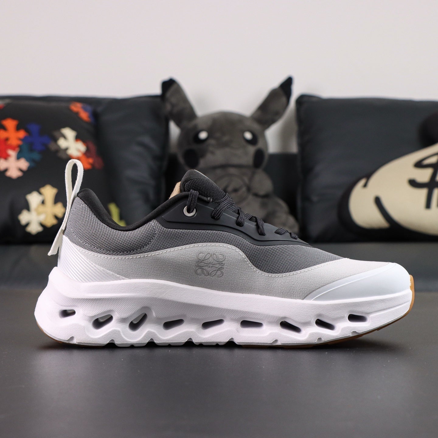 Cloudsurfer black and white