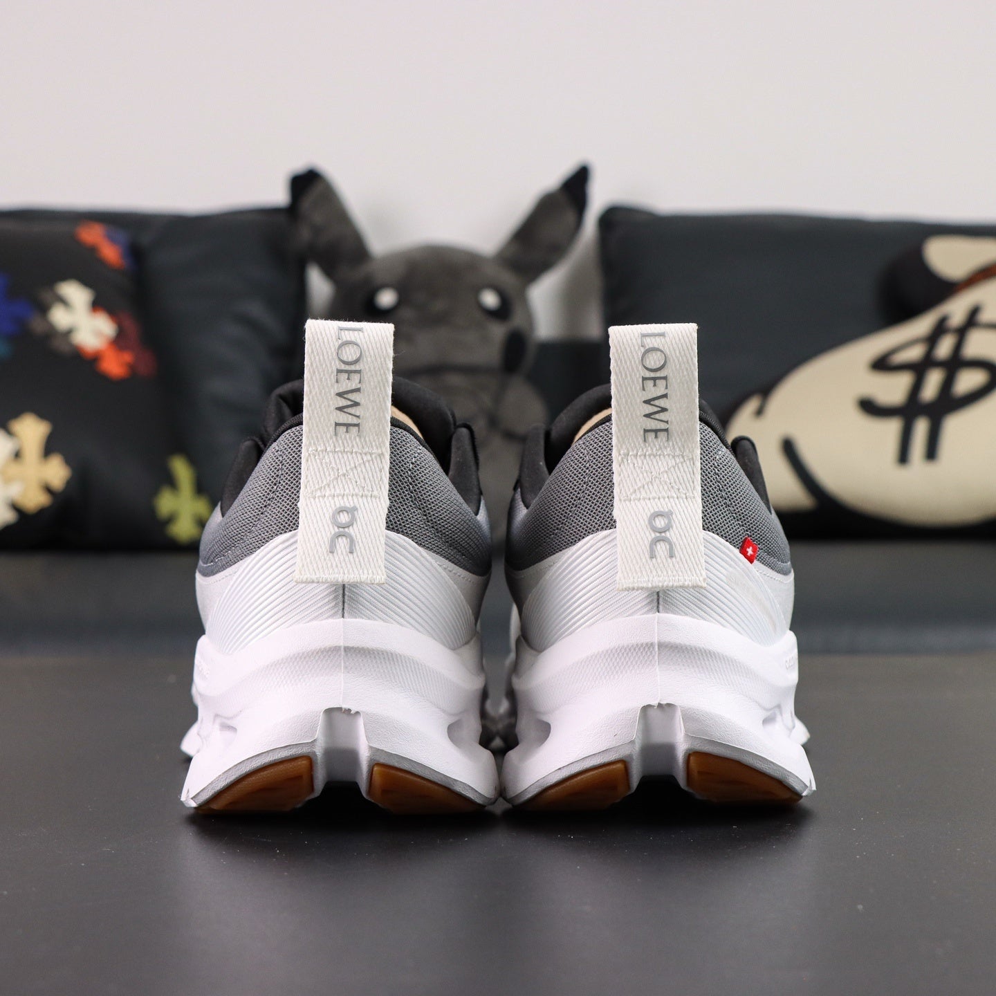 Cloudsurfer black and white